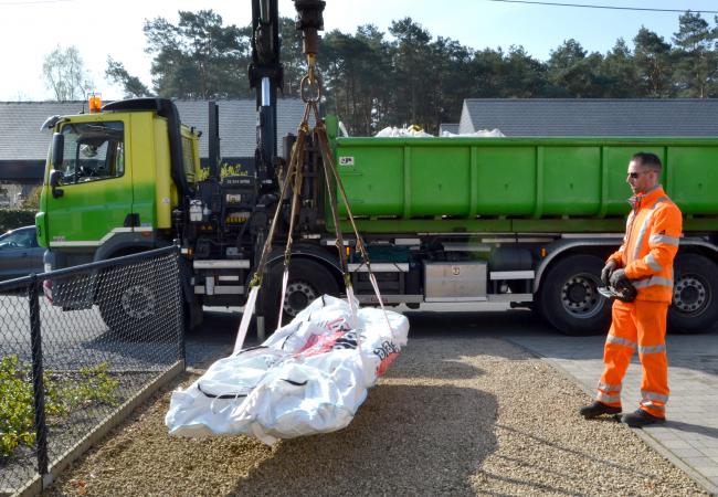 Asbest plaatzak wordt opgehaald aan huis